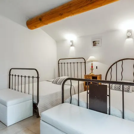 Provencale Avec Jardin Et Piscine Privee A Villa