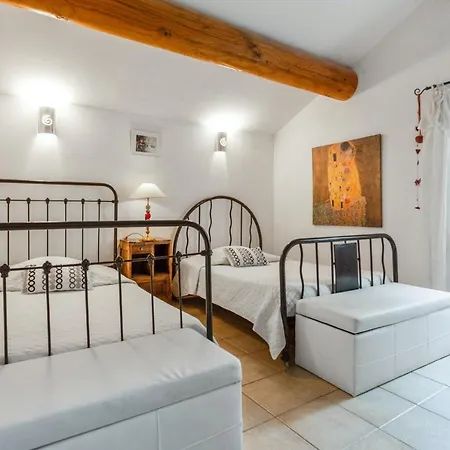 Villa Provencale Avec Jardin Et Piscine Privee A *